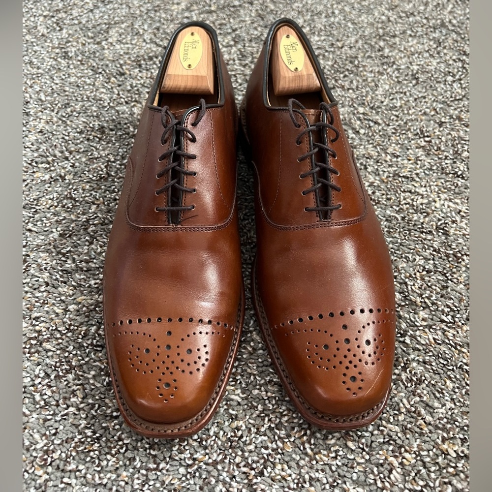 Real leather dress shoes that are in excellent condition
